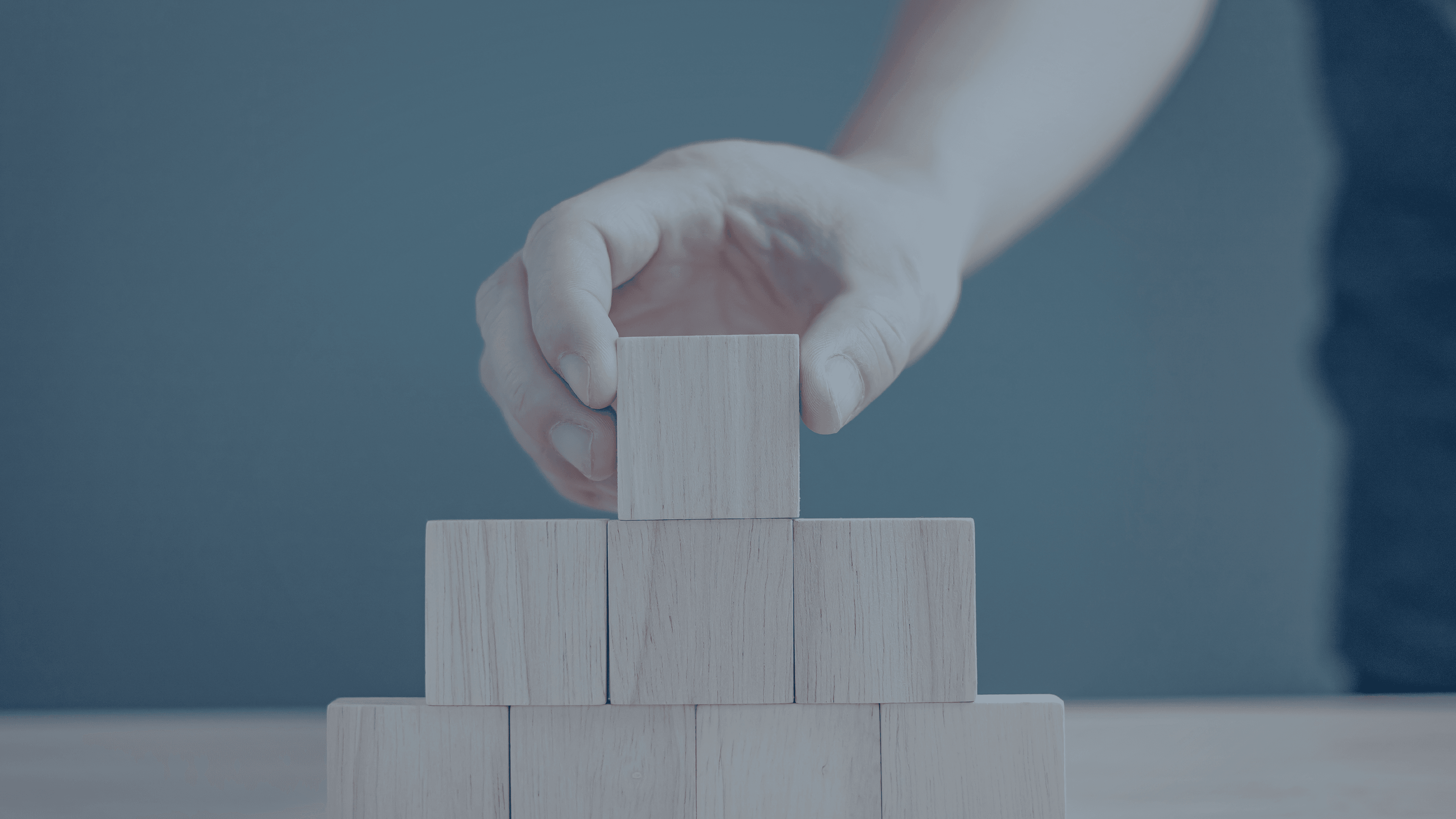 Opbygning af fundament med træklodser, der symboliserer finansiel struktur og systematisk økonomiopbygning. Opbygning af fundament med træklodser, der symboliserer finansiel struktur og systematisk økonomiopbygning.
