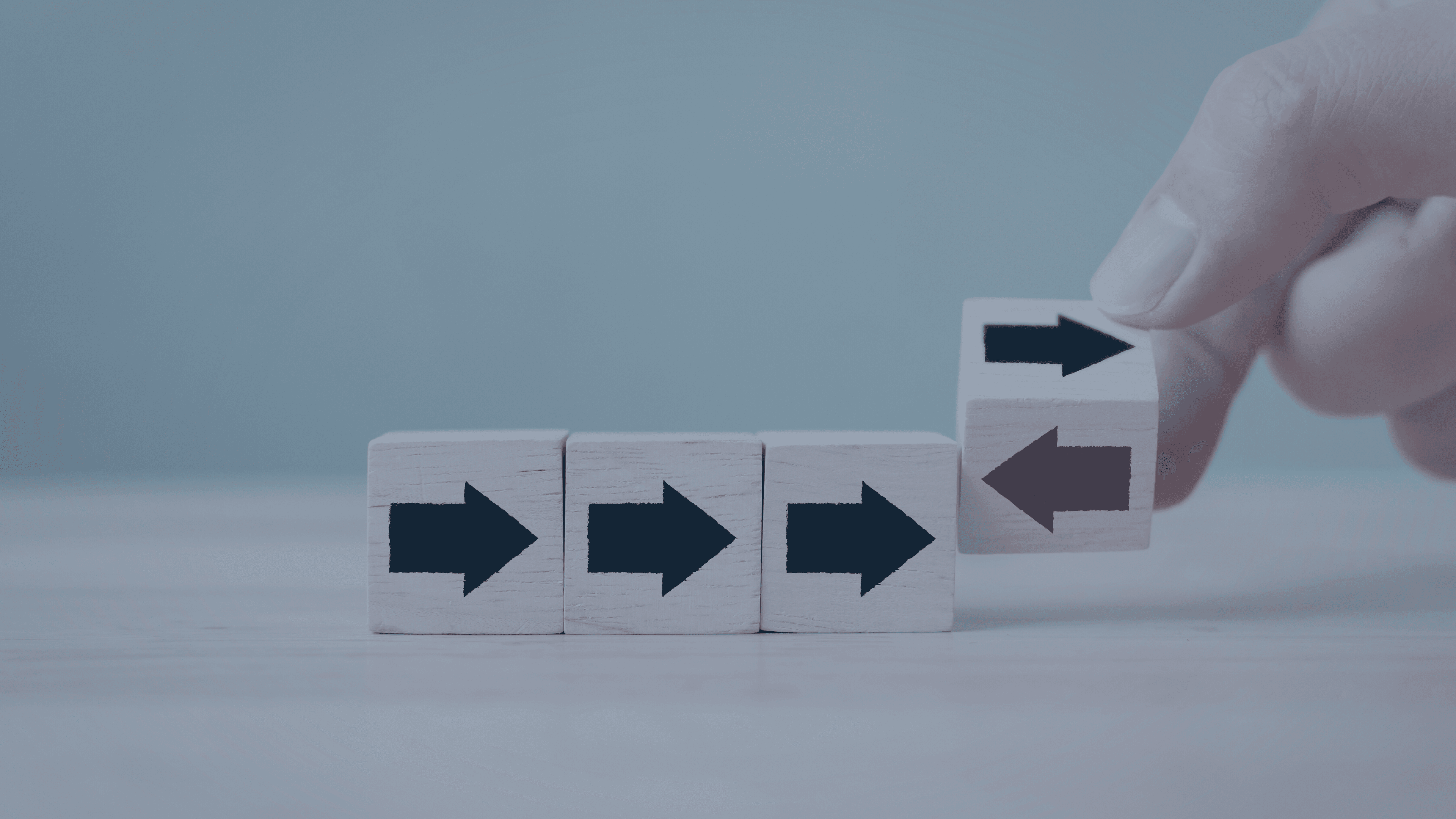 Justering af træklods i rækkefølge, der symboliserer strategisk styring og økonomisk retning. Justering af træklods i rækkefølge, der symboliserer strategisk styring og økonomisk retning.