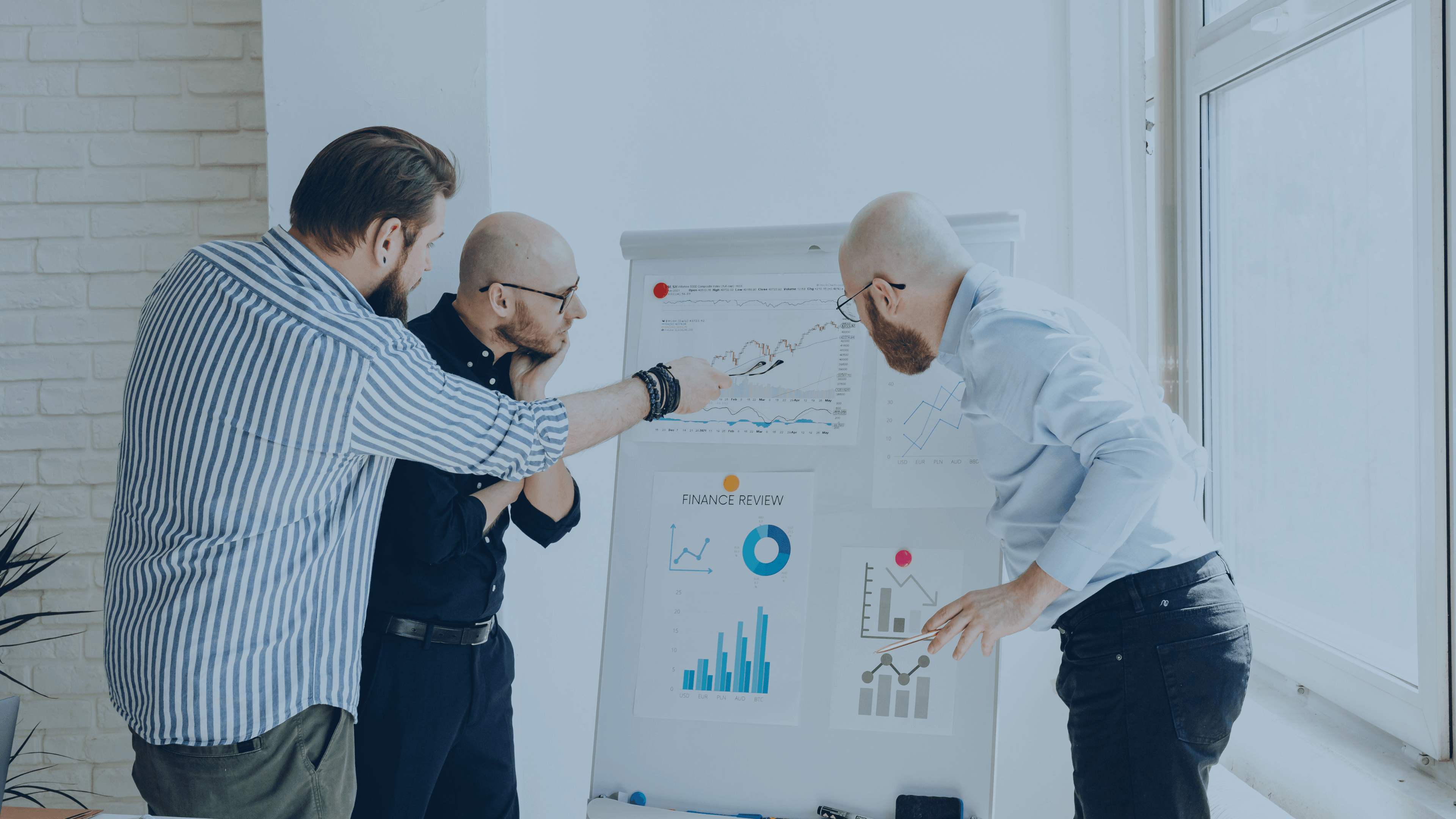 Ledelsesteam analyserer KPI’er, budgettal og performancegrafer på whiteboard under finansielt reviewmøde. Ledelsesteam analyserer KPI’er, budgettal og performancegrafer på whiteboard under finansielt reviewmøde.